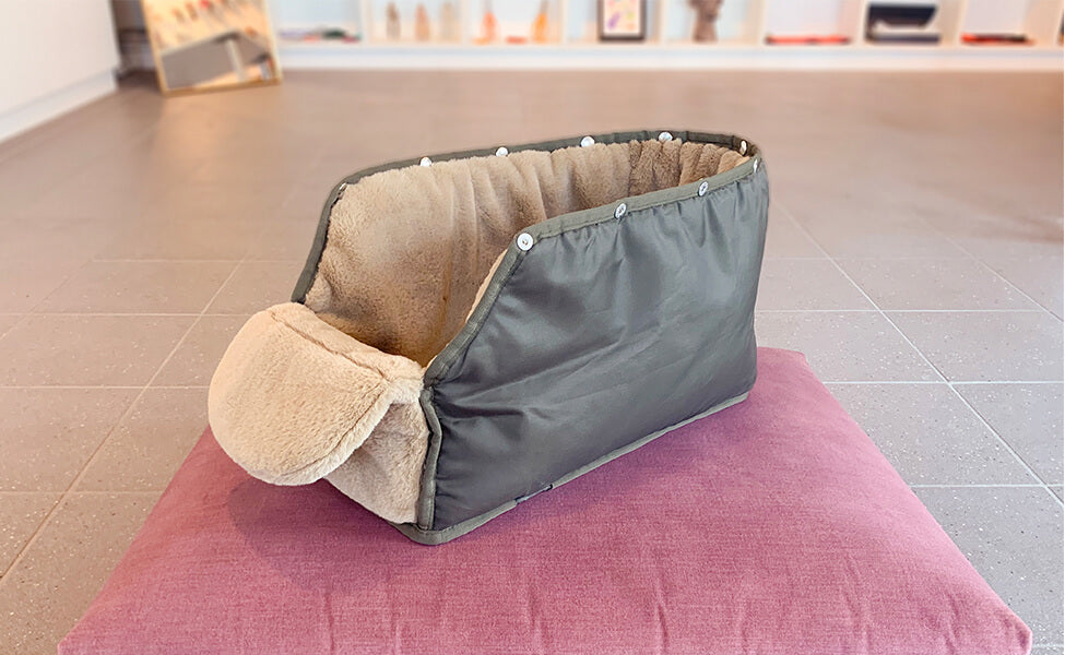 Wechselbares Flausch-Inlay in Beige-Gold für Gretas Hundetasche, weich gepolstert, ausknöpfbar und pflegeleicht, Seitenansicht.