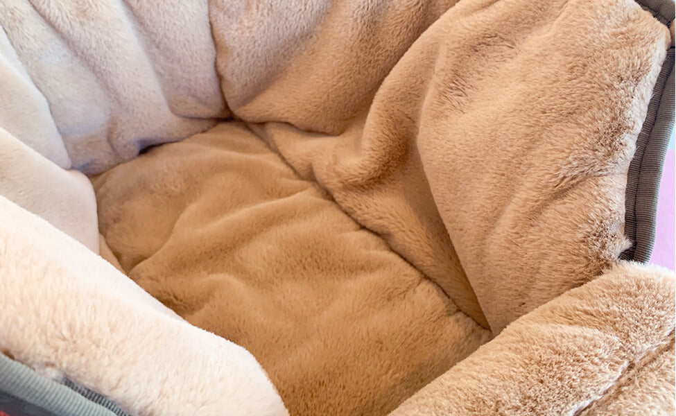 Nahaufnahme des kuscheligen Flausch-Inlays in Beige-Gold, das die weiche und gemütliche Innenansicht zeigt.