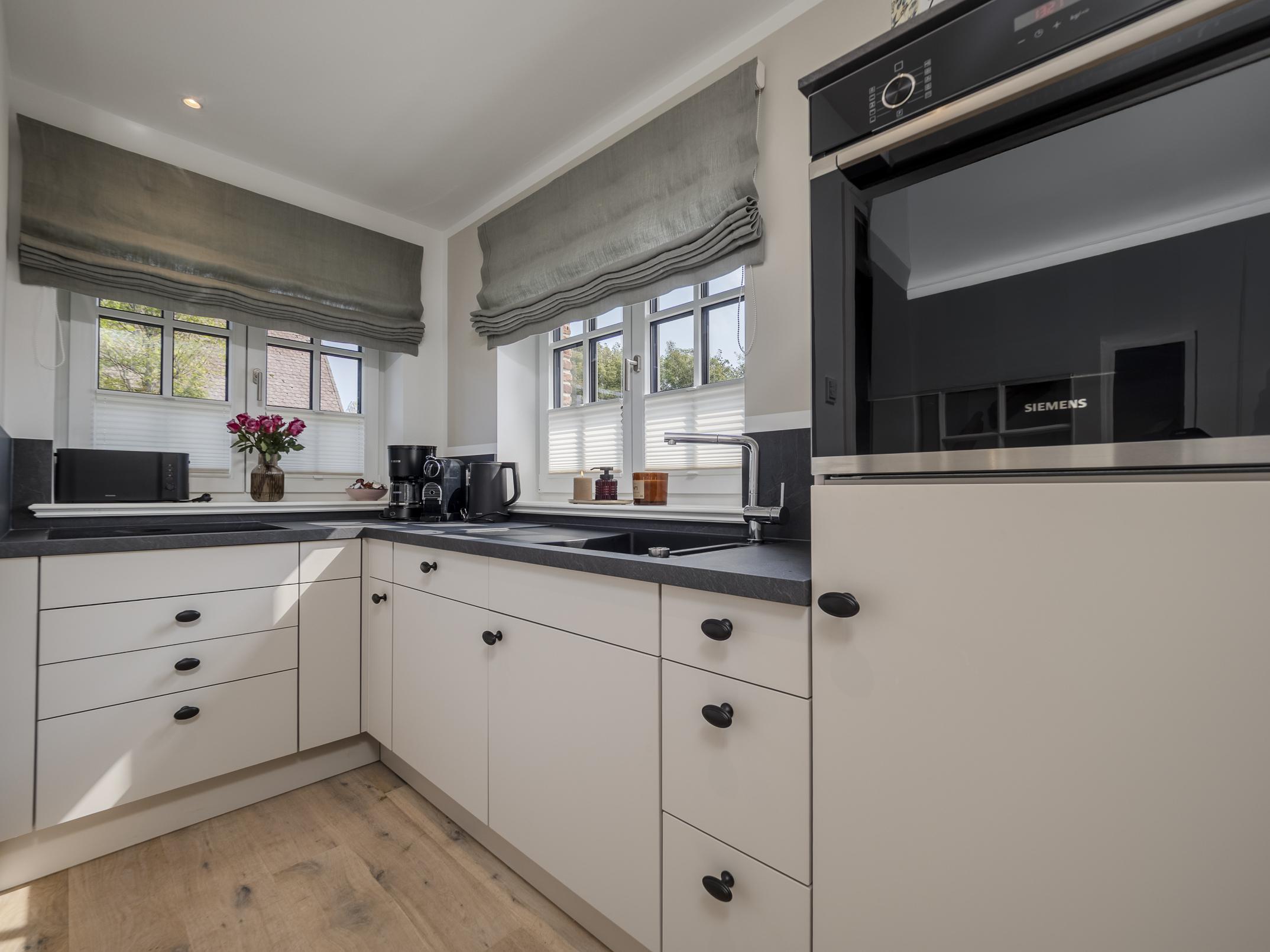 Voll ausgestattete Küche mit hochwertigen Markengeräten für die Selbstversorgung.