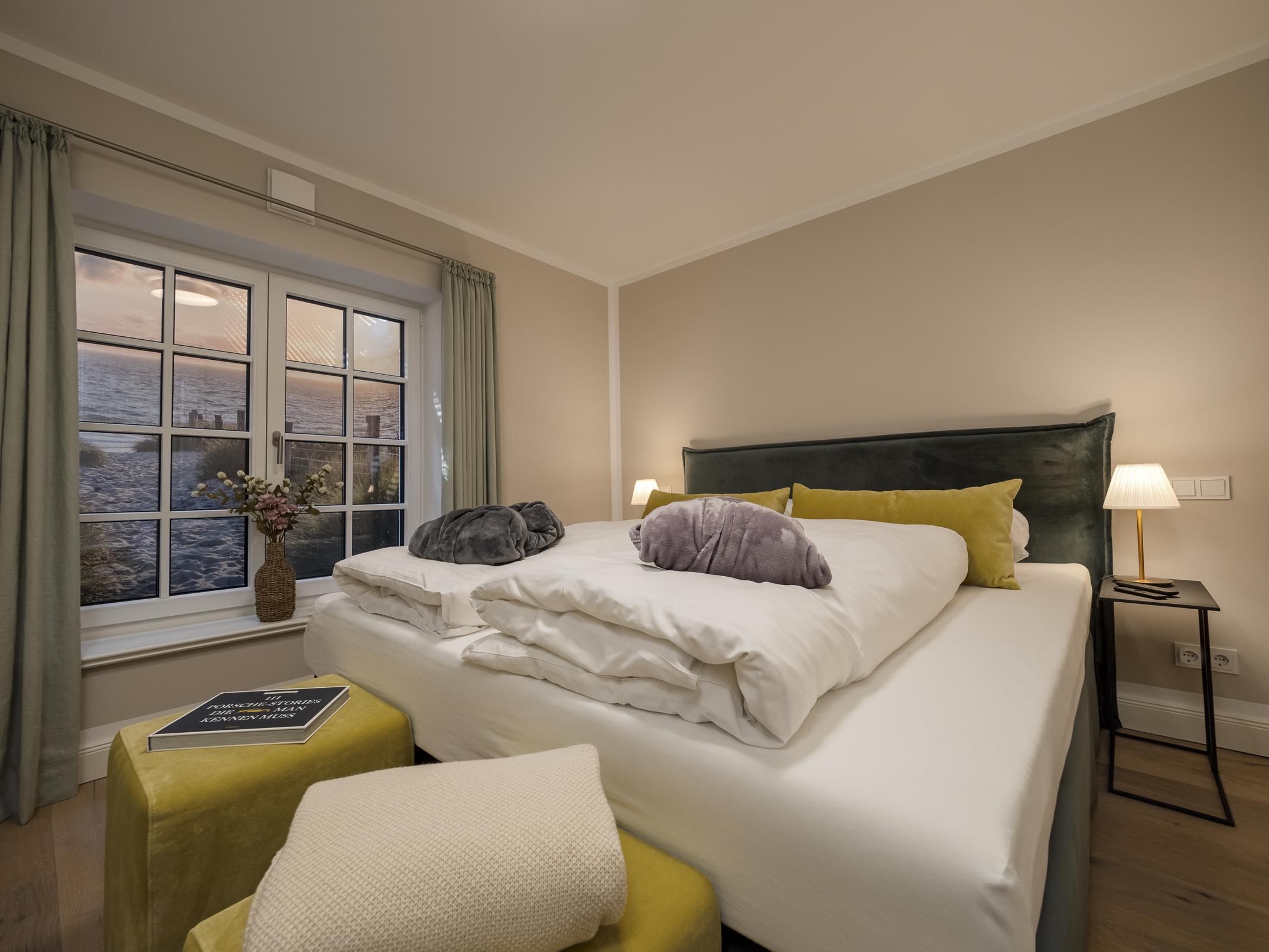 Gemütliches Schlafzimmer der Ferienwohnung 'Greta & Sylt' mit komfortablem Doppelbett.