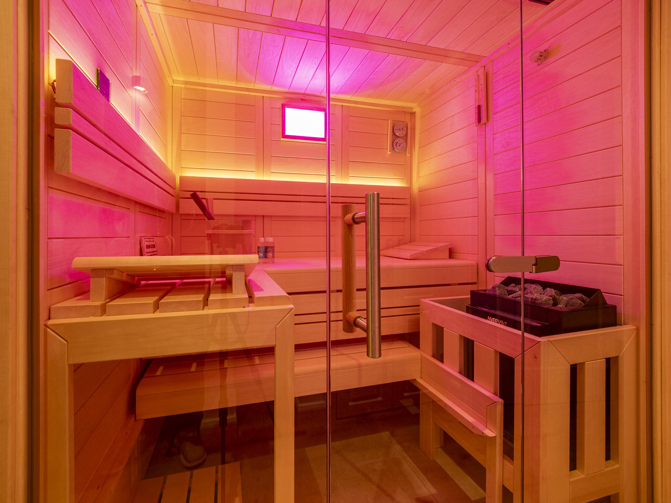 Private Sauna der Ferienwohnung 'Greta & Sylt' mit stimmungsvoller Beleuchtung für pure Entspannung.