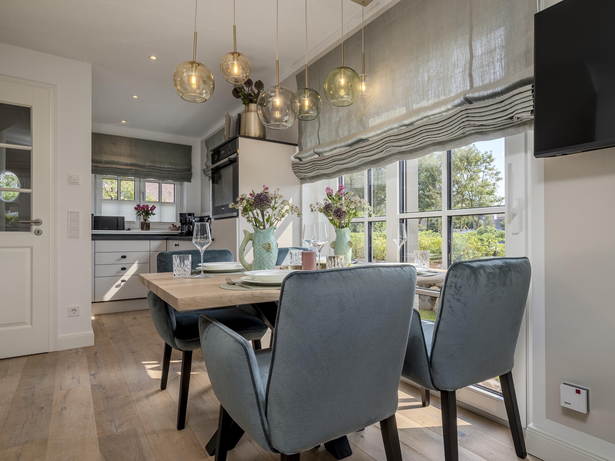 Eleganter Essbereich und offene Küche, voll ausgestattet für gemütliche Mahlzeiten.