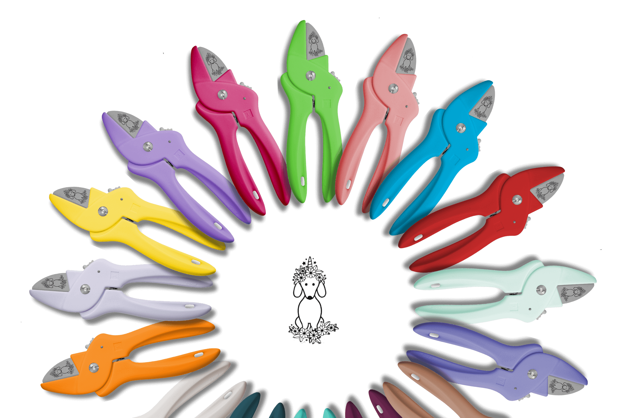 Verschiedene Greta's Dackel-Blumenscheren von Scherenmanufaktur-PAUL mit bunten Griffen und Gravuren, kreisförmig angeordnet.