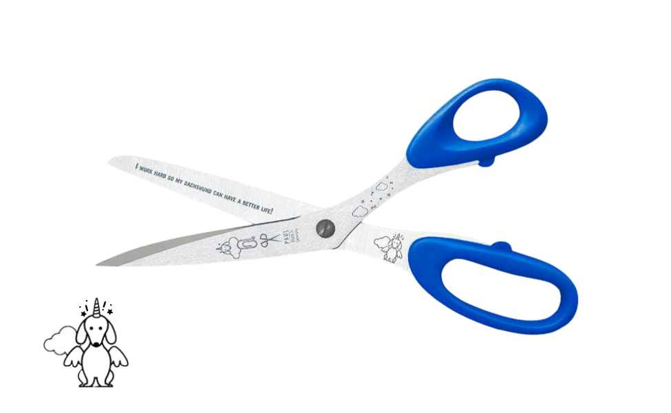 Greta's Dackel-Büroschere von PAUL in Blau mit Gravur "I WORK HARD SO MY DACHSHUND CAN HAVE A BETTER LIFE!".