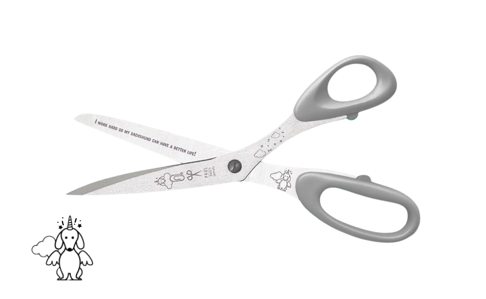 Greta's Dackel-Büroschere von PAUL in Grau mit Gravur "I WORK HARD SO MY DACHSHUND CAN HAVE A BETTER LIFE!".