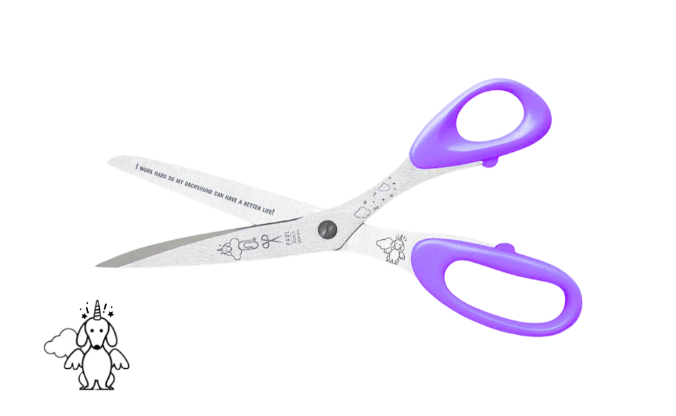 Greta's Dackel-Büroschere von PAUL in Helllila mit Gravur "I WORK HARD SO MY DACHSHUND CAN HAVE A BETTER LIFE!".