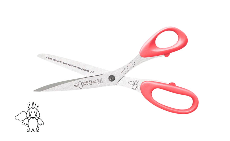 Greta's Dackel-Büroschere von PAUL in Koralle mit Gravur "I WORK HARD SO MY DACHSHUND CAN HAVE A BETTER LIFE!".