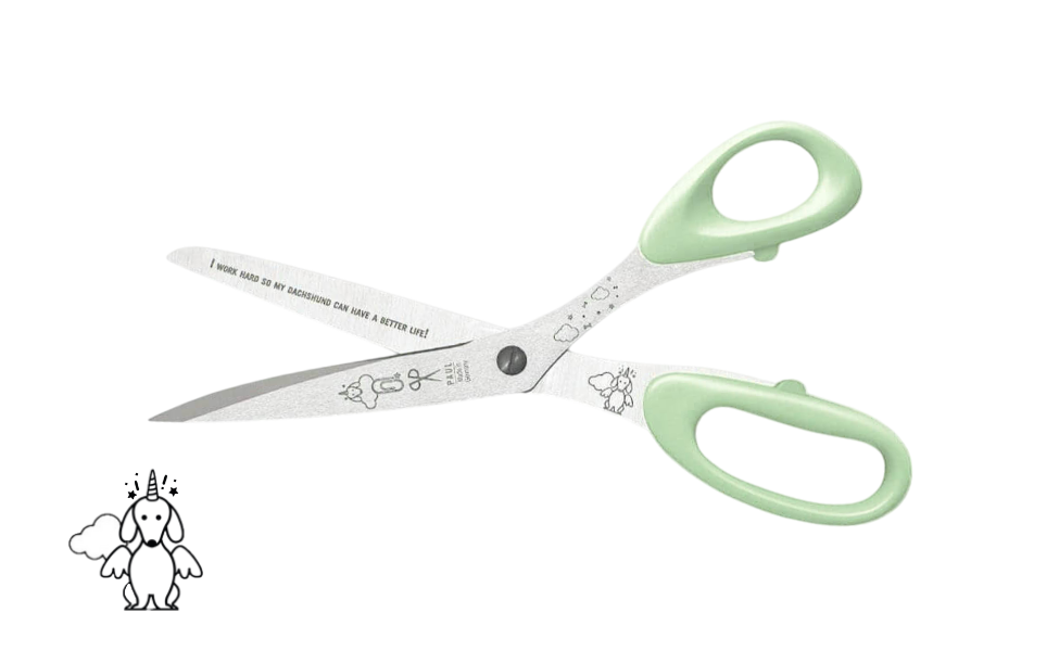 Greta's Dackel-Büroschere von PAUL in Salbei-Lindgrün mit Gravur "I WORK HARD SO MY DACHSHUND CAN HAVE A BETTER LIFE!".