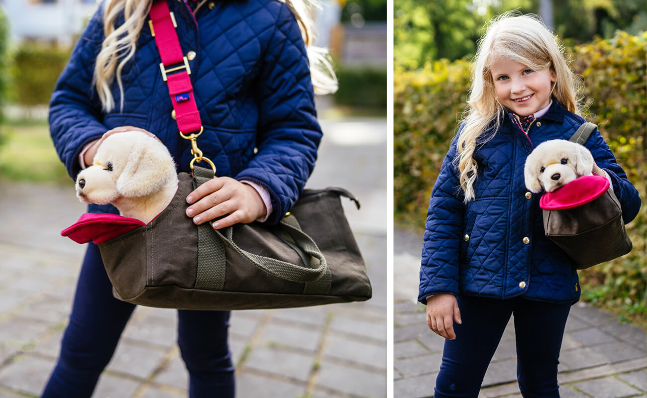Zwei Lifestyle-Szenen: Ein glückliches, blondes Mädchen präsentiert die khakifarbene Puppy-World-Tragetasche mit Plüschhund.