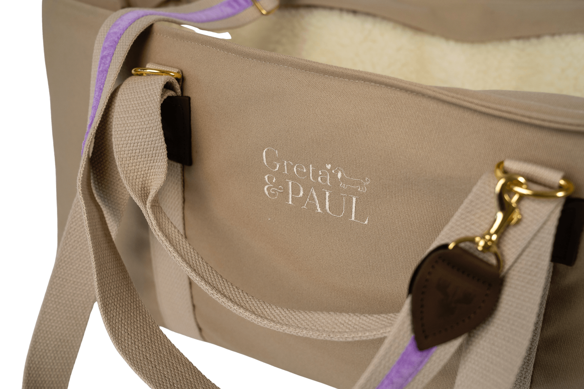 Anwendungsbeispiel: Beigefarbener Schulterriemen mit lila Samtstreifen an einer beigefarbenen Greta & PAUL Hundetasche