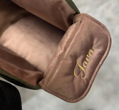 Beispiel eines bestickten Inlays mit dem Hundenamen „Jana“.