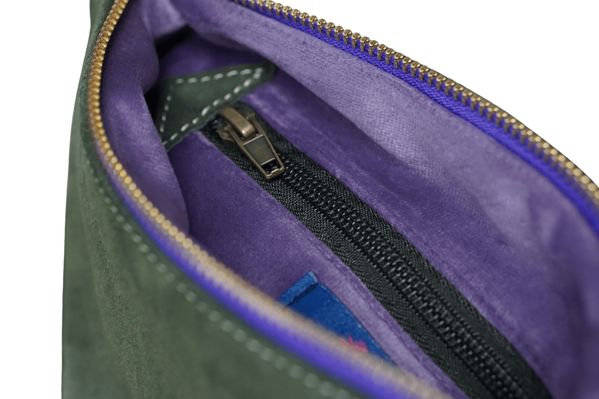 Detailaufnahme des Reißverschlusses mit fliederfarbenem Innenfutter der Khaki Greta & PAUL Clutch 'Stella Deluxe'