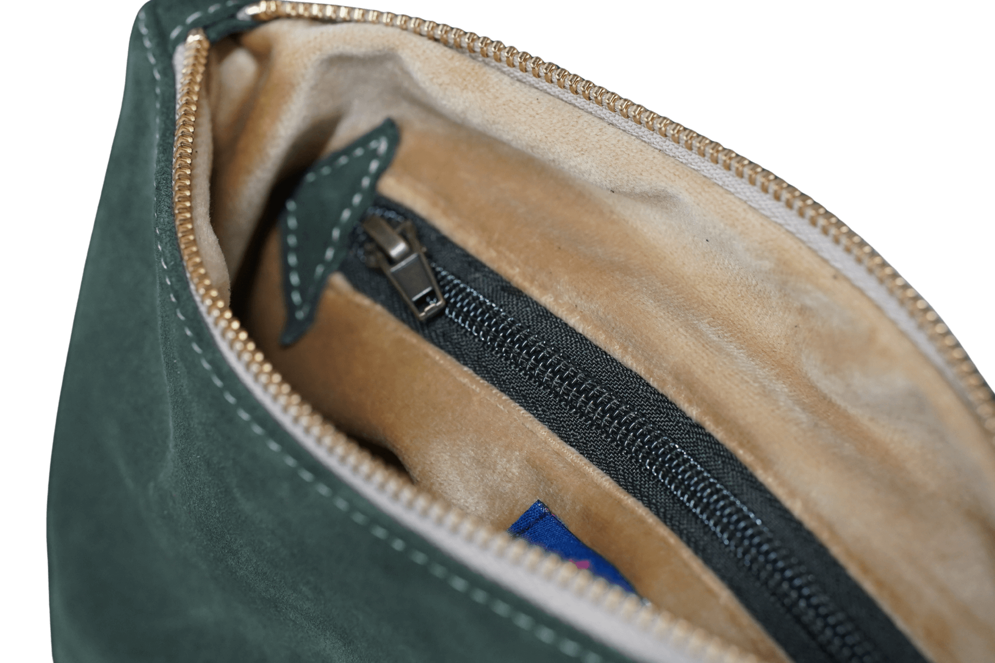 Detailaufnahme des Reißverschlusses der Khaki Greta & PAUL Clutch 'Stella Deluxe' mit gold-beigefarbenem Innenfutter