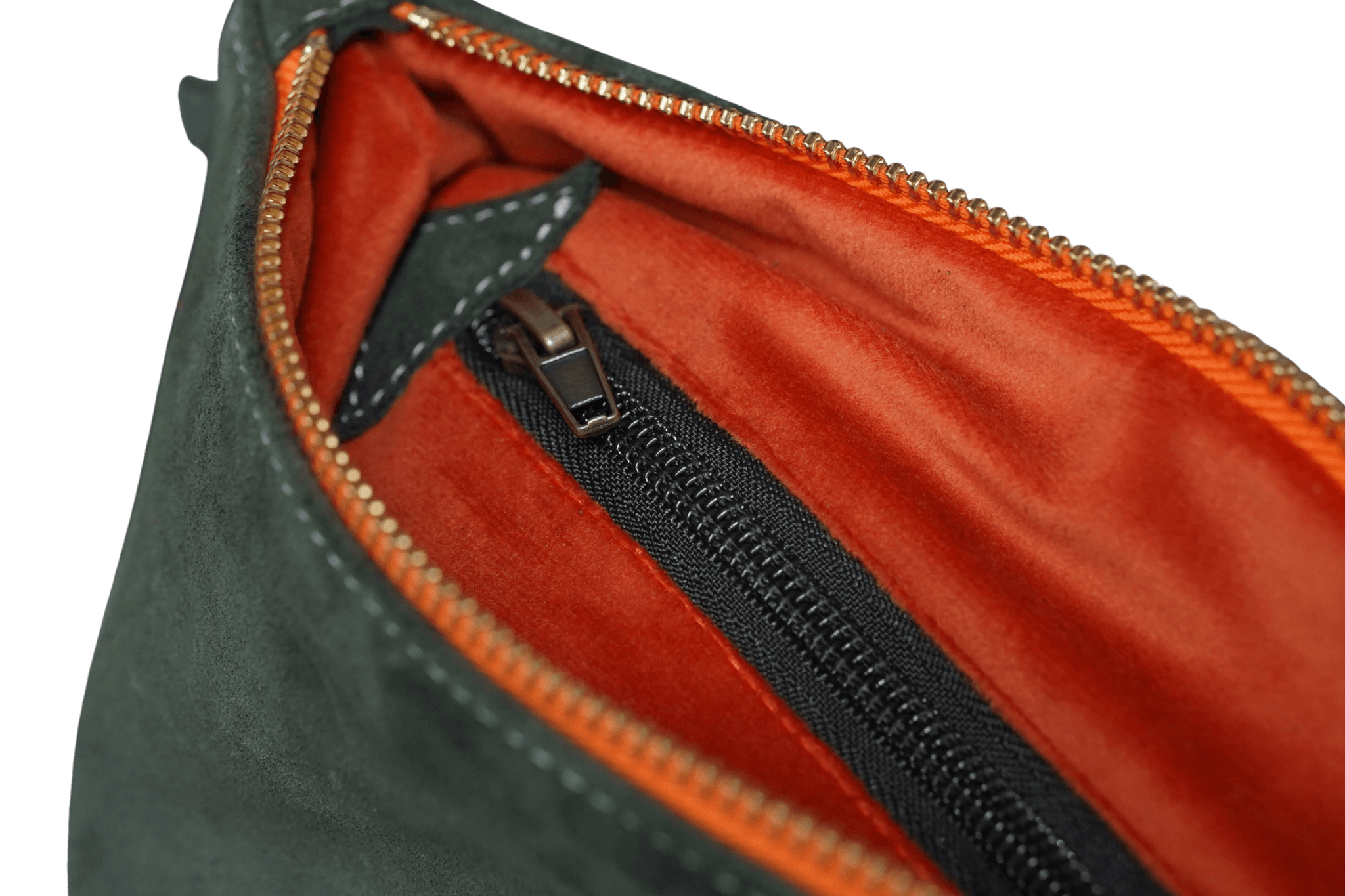 Detailaufnahme des Reißverschlusses der Khaki Greta & PAUL Clutch 'Stella Deluxe' mit orangenem Innenfutter