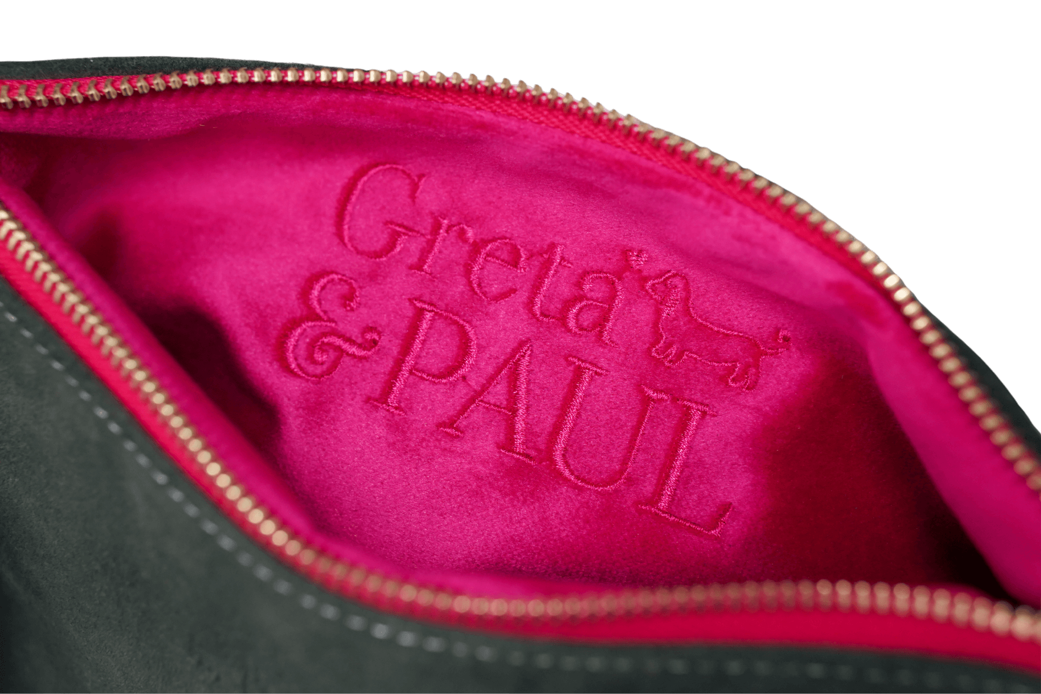 Detailaufnahme des pinken Innenfutters der Khaki Greta & PAUL Clutch 'Stella Deluxe' mit aufwendig gesticktem Logo