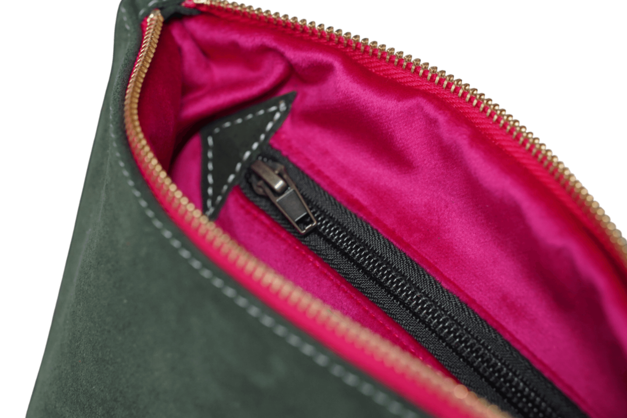 Detailaufnahme des Reißverschlusses mit pinkfarbenem Innenfutter der Khaki Greta & PAUL Clutch 'Stella Deluxe'