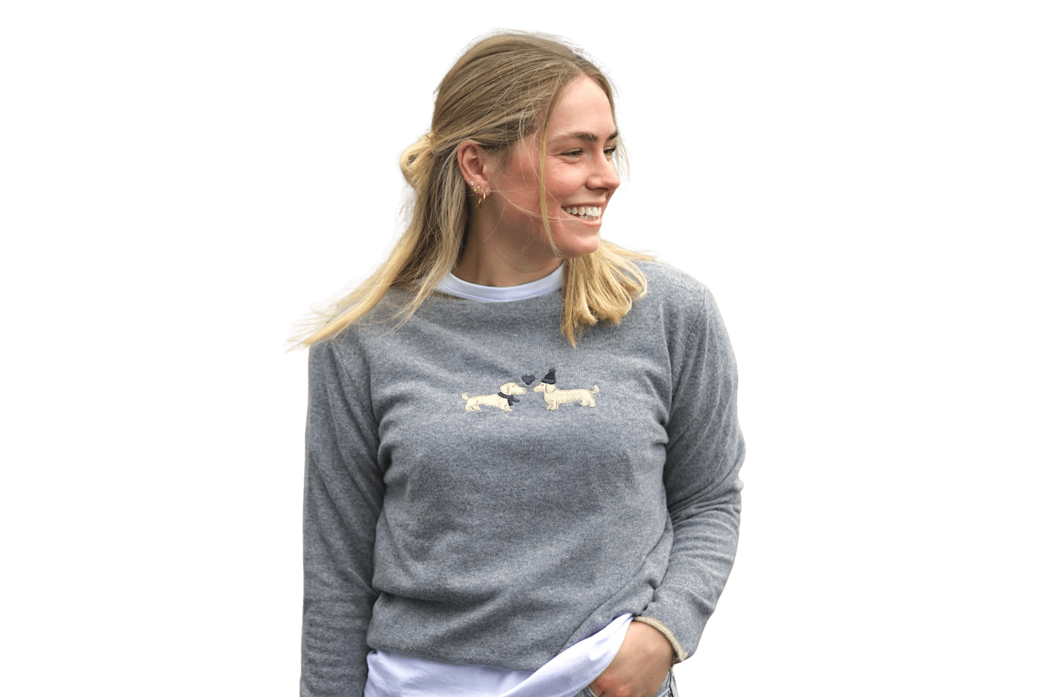 Grauer Gretas Dackelpullover aus der Kooperation Freda & Friends × Greta & PAUL, getragen von Anna