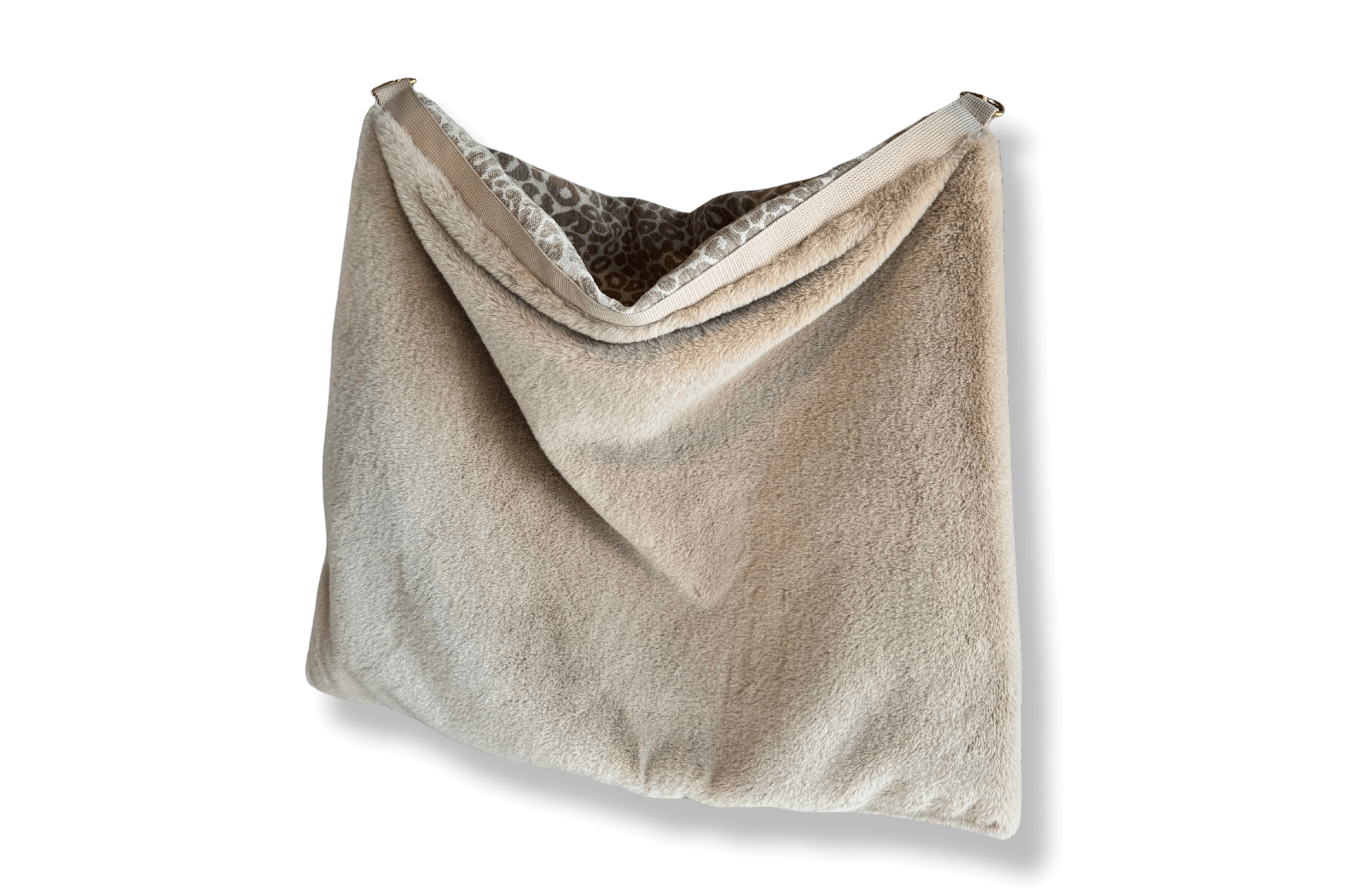 Gewendetes Greta & PAUL 3-in-1 Säckchen Wild-Leo Sand: Hellbeiger Flausch, Logostickerei.