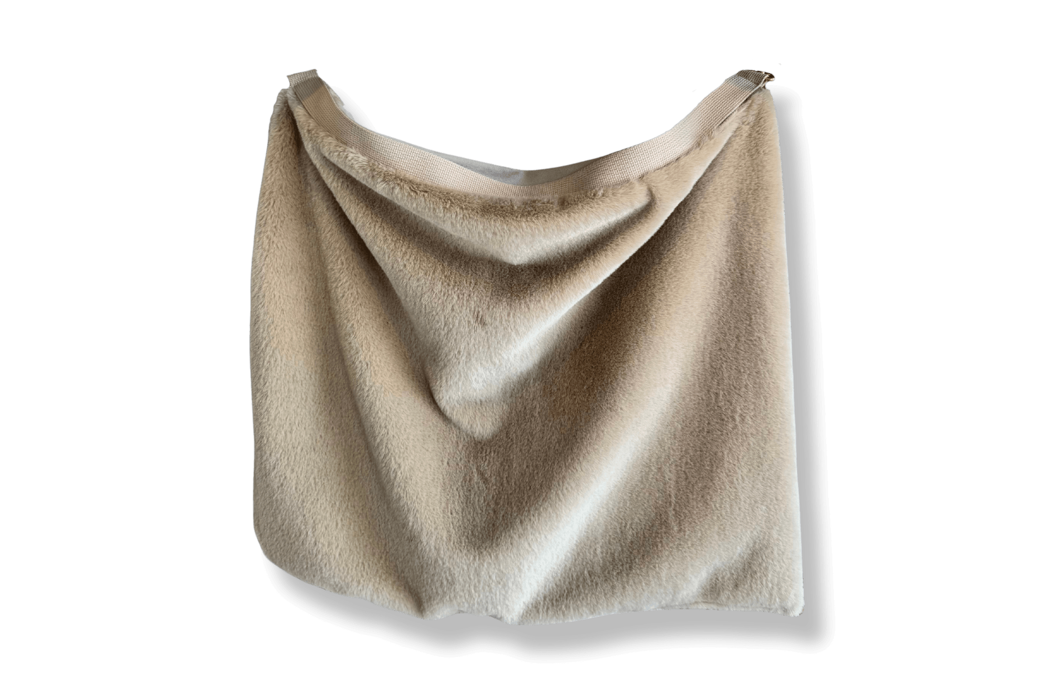 Gewendetes Greta & PAUL 3-in-1 Säckchen Sand-Samt: Hellbeiger Flausch, Logostickerei.