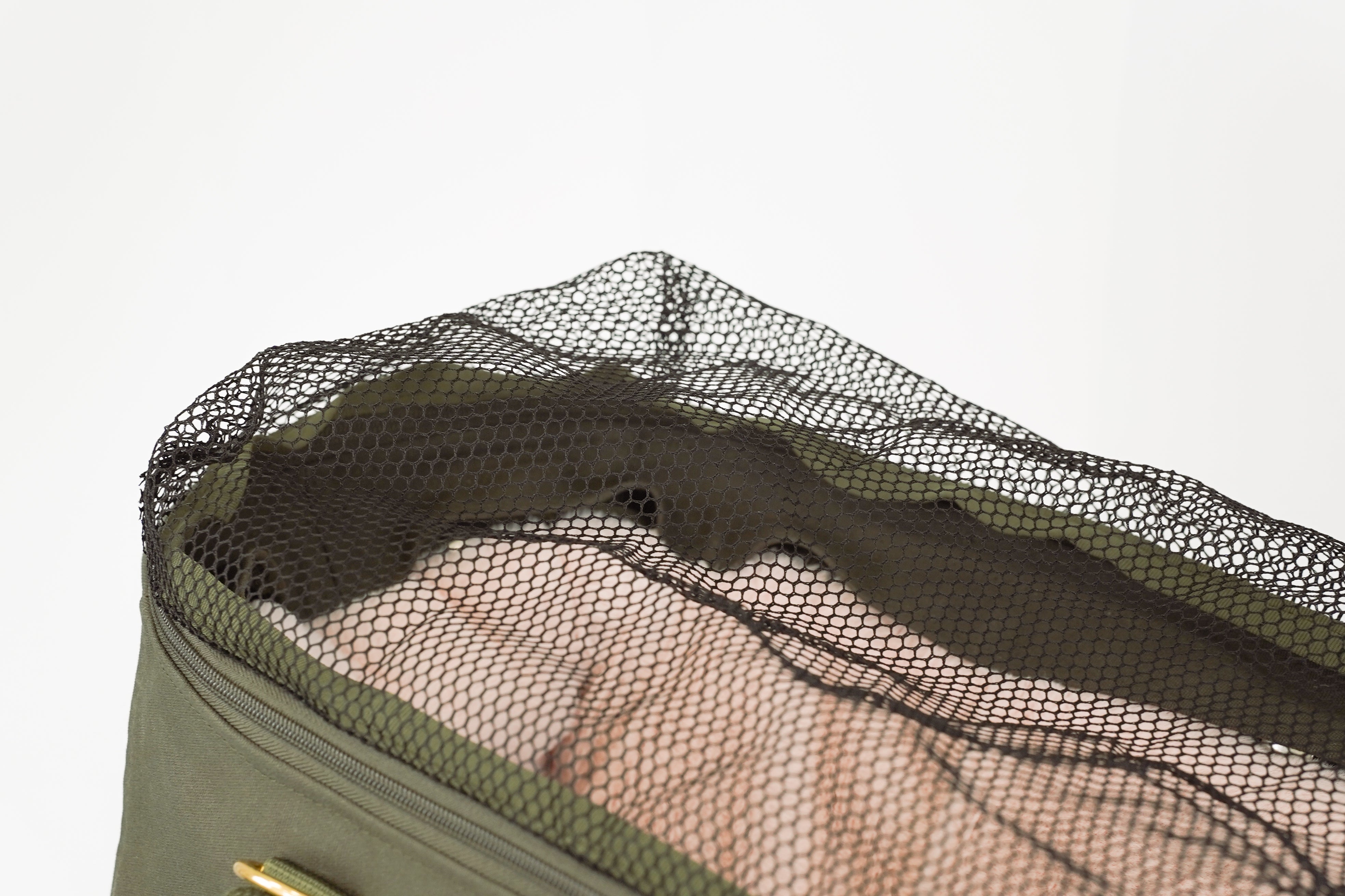 Detailaufnahme des Netzes im hinteren Bereich der Greta & PAUL Premium Reise- und Transporttasche für Hunde.