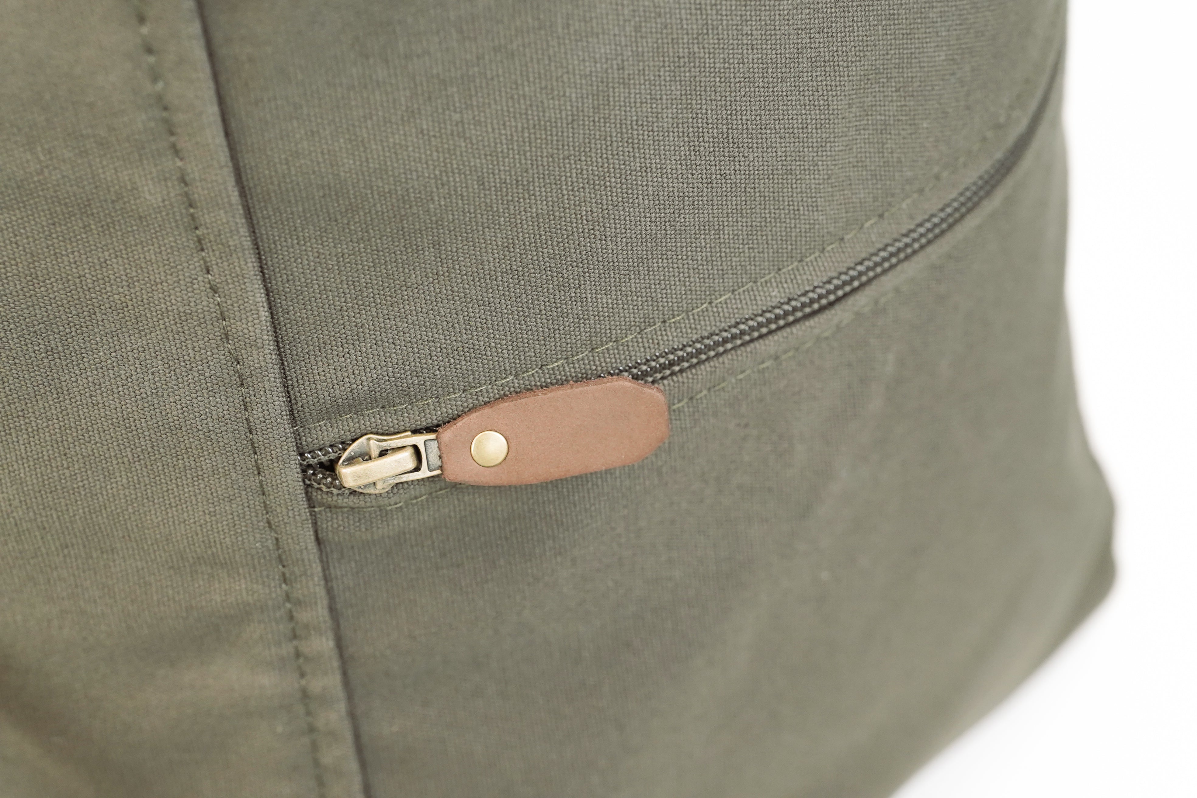 Detailaufnahme des Reißverschlusses der Greta & PAUL Premium Reise- und Transporttasche für Hunde.