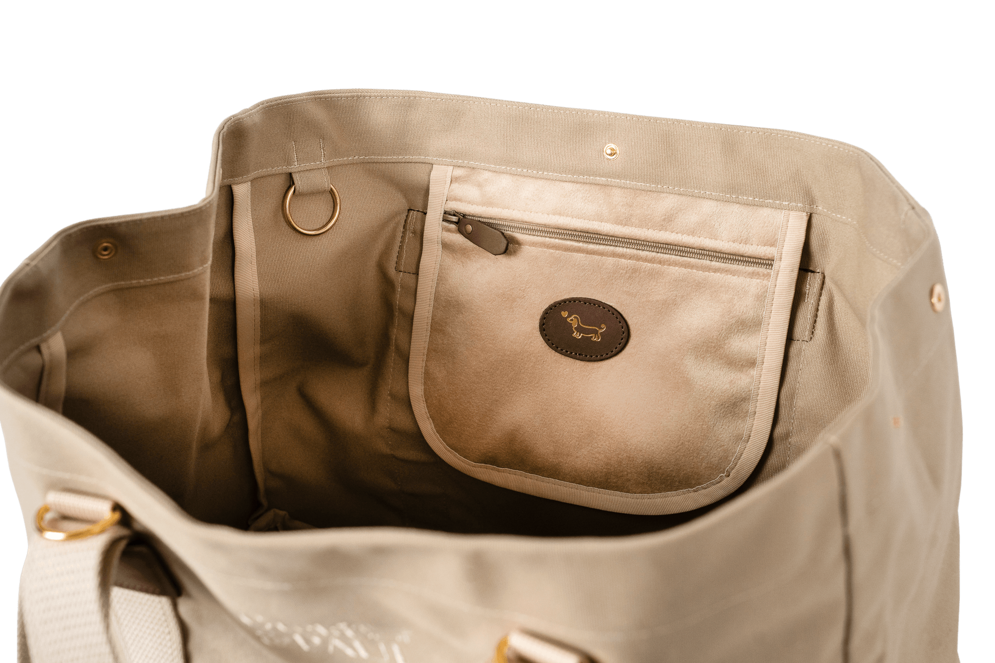 Innenansicht des Greta & PAUL Shoppers in Cappuccino-Beige, mit Samt-Innentasche. Deutlich sichtbar sind das helle Futter, die hochwertige Verarbeitung und die praktische Innenaufteilung.