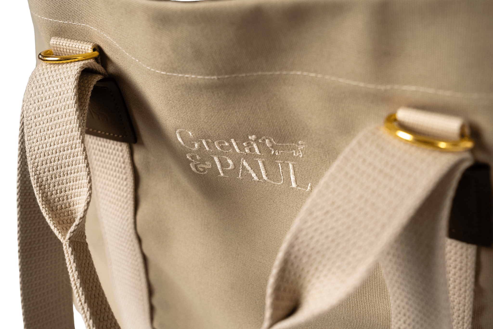 Nahaufnahme des Greta & PAUL Shoppers in Cappuccino-Beige. Zu sehen sind die robusten Metallösen zur Befestigung der Schulterriemen, inklusive der sauberen Verarbeitung am Taschenrand.