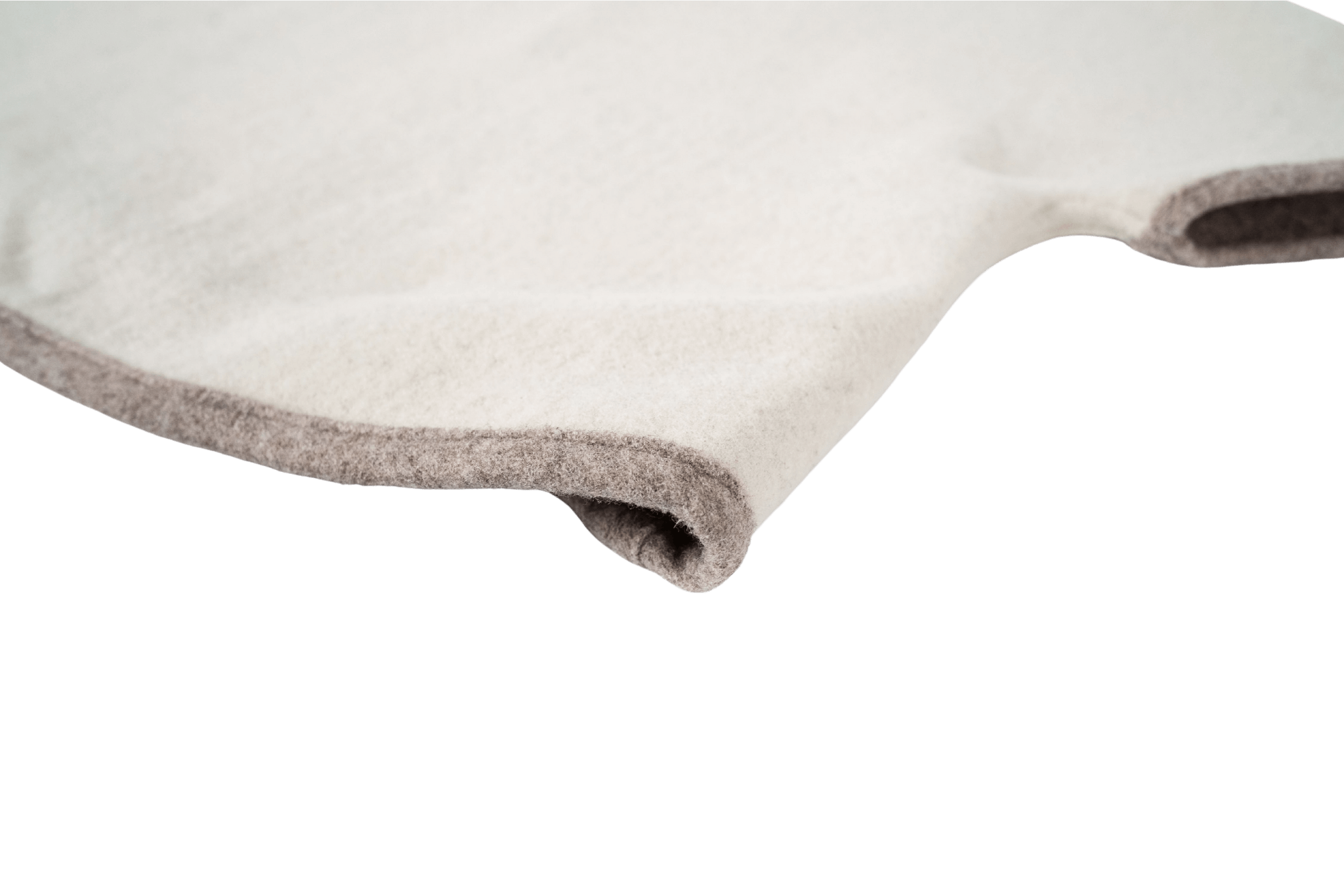 Detailansicht des Saums des Wendecapes Gretchen Couture in Beige-WollweiĂ.