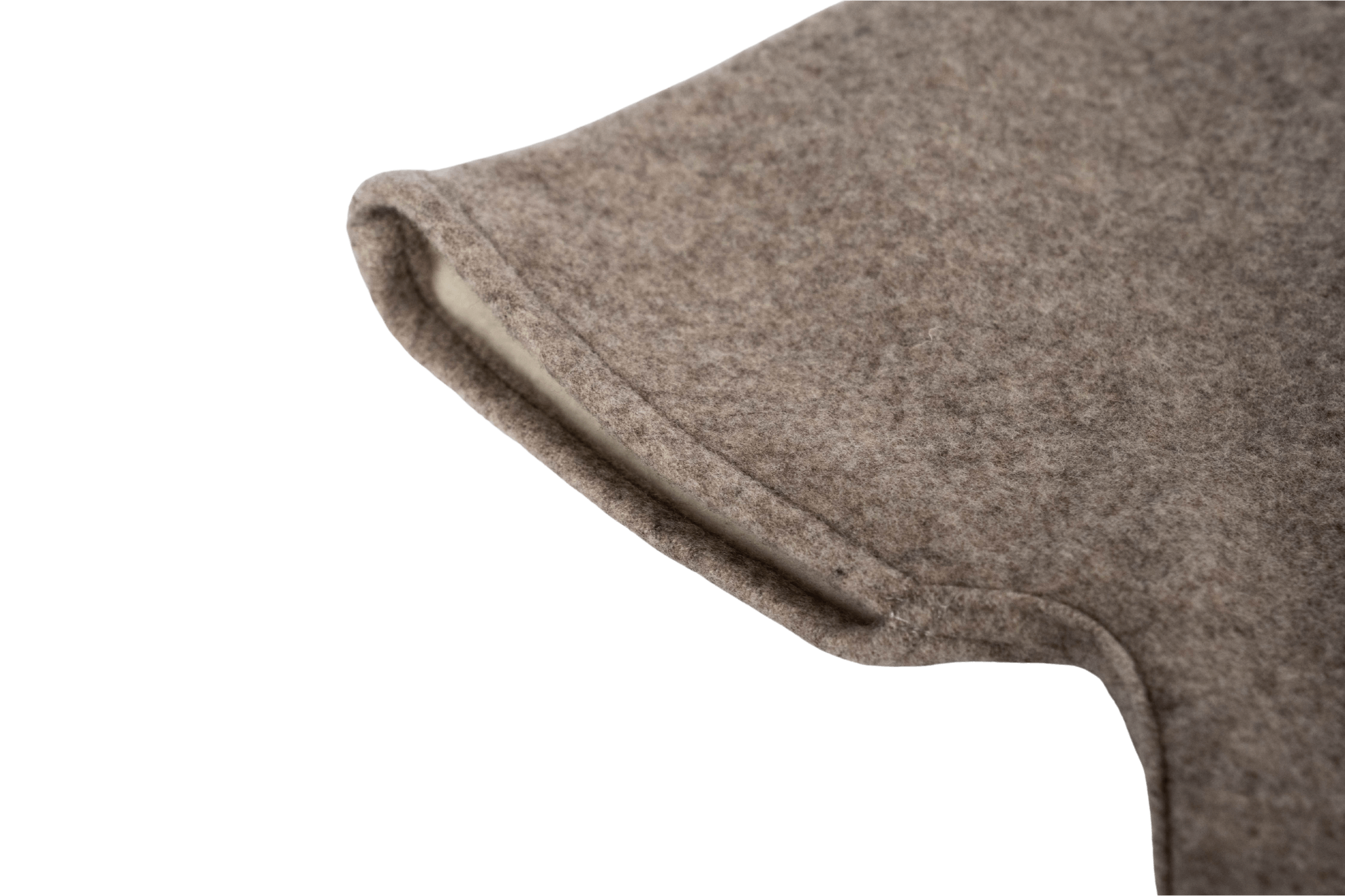 Detailansicht der Schulter des Wendecapes Gretchen Couture in Beige-WollweiĂ.