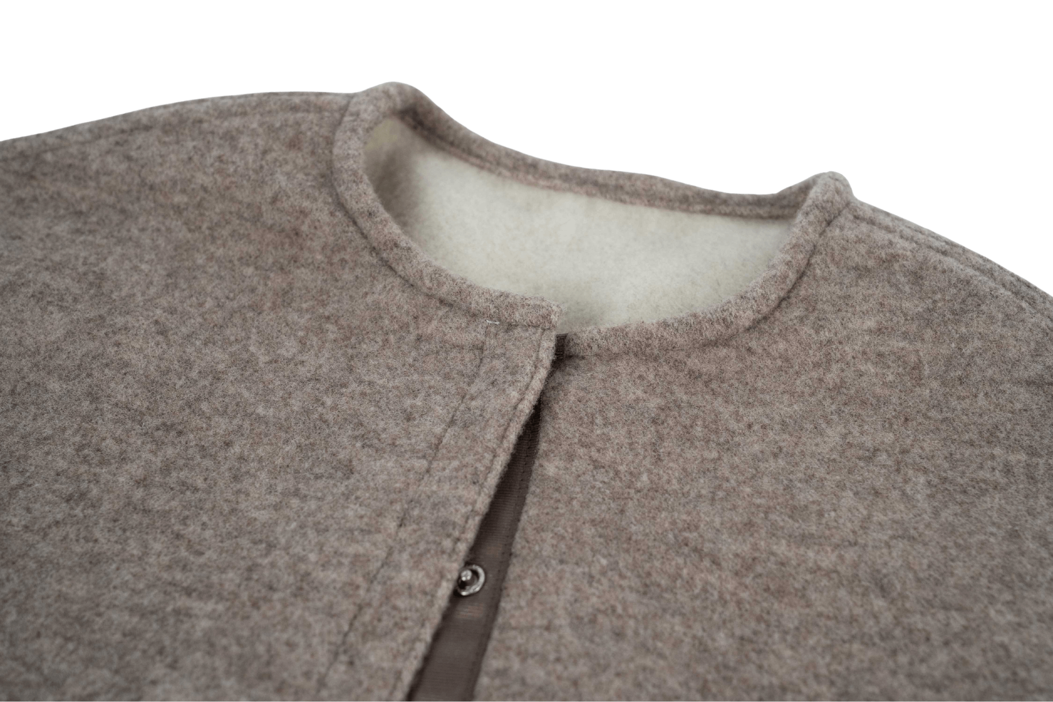 Detailansicht des Halsausschnitts des gewendeten Wendecapes Gretchen Couture in Beige-Wollweiß, Studioaufnahme auf transparentem Hintergrund.