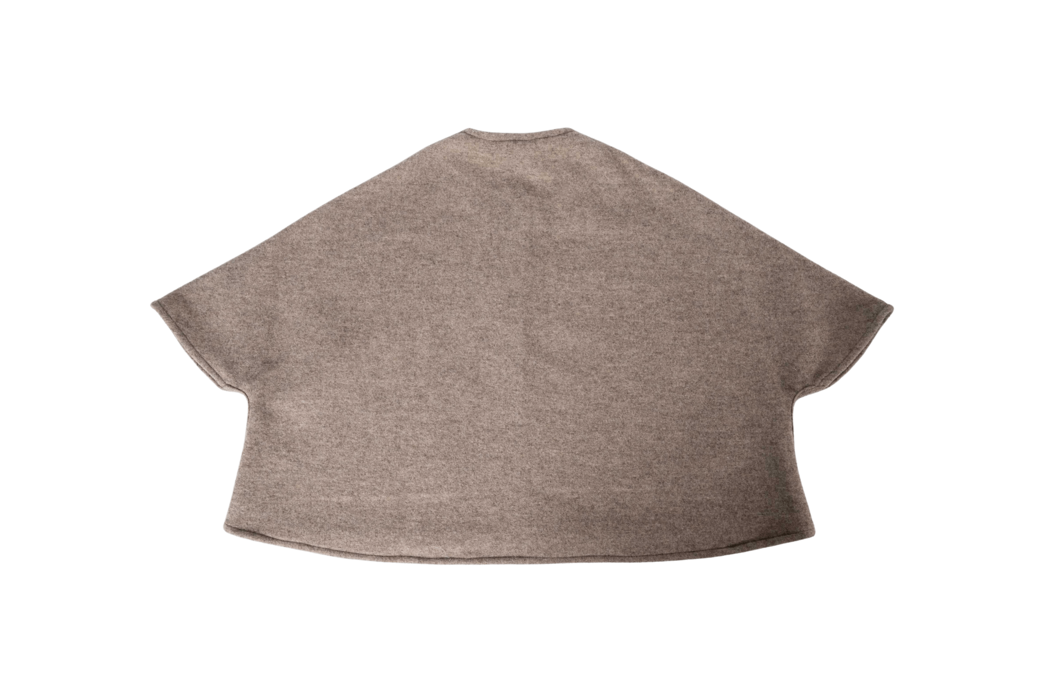 Wendecape Gretchen Couture in Beige-WollweiĂ, geöffnet in der RĂŒckansicht, Studioaufnahme auf transparentem Hintergrund.