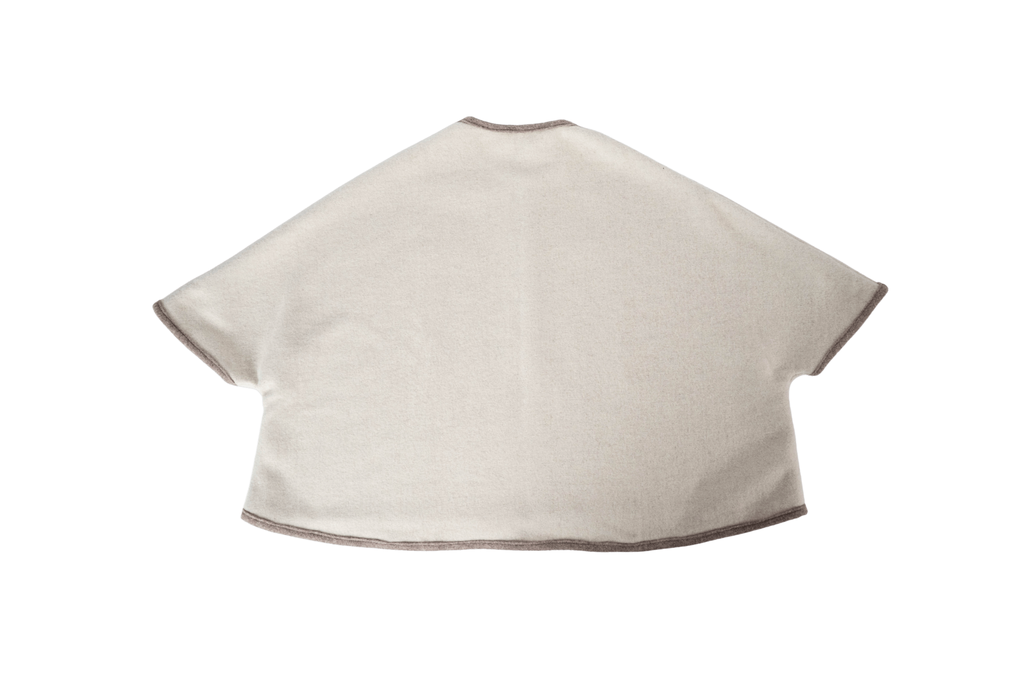 Wendecape Gretchen Couture in Beige-WollweiĂ, geöffnet in der RĂŒckenansicht, Studioaufnahme auf transparentem Hintergrund.