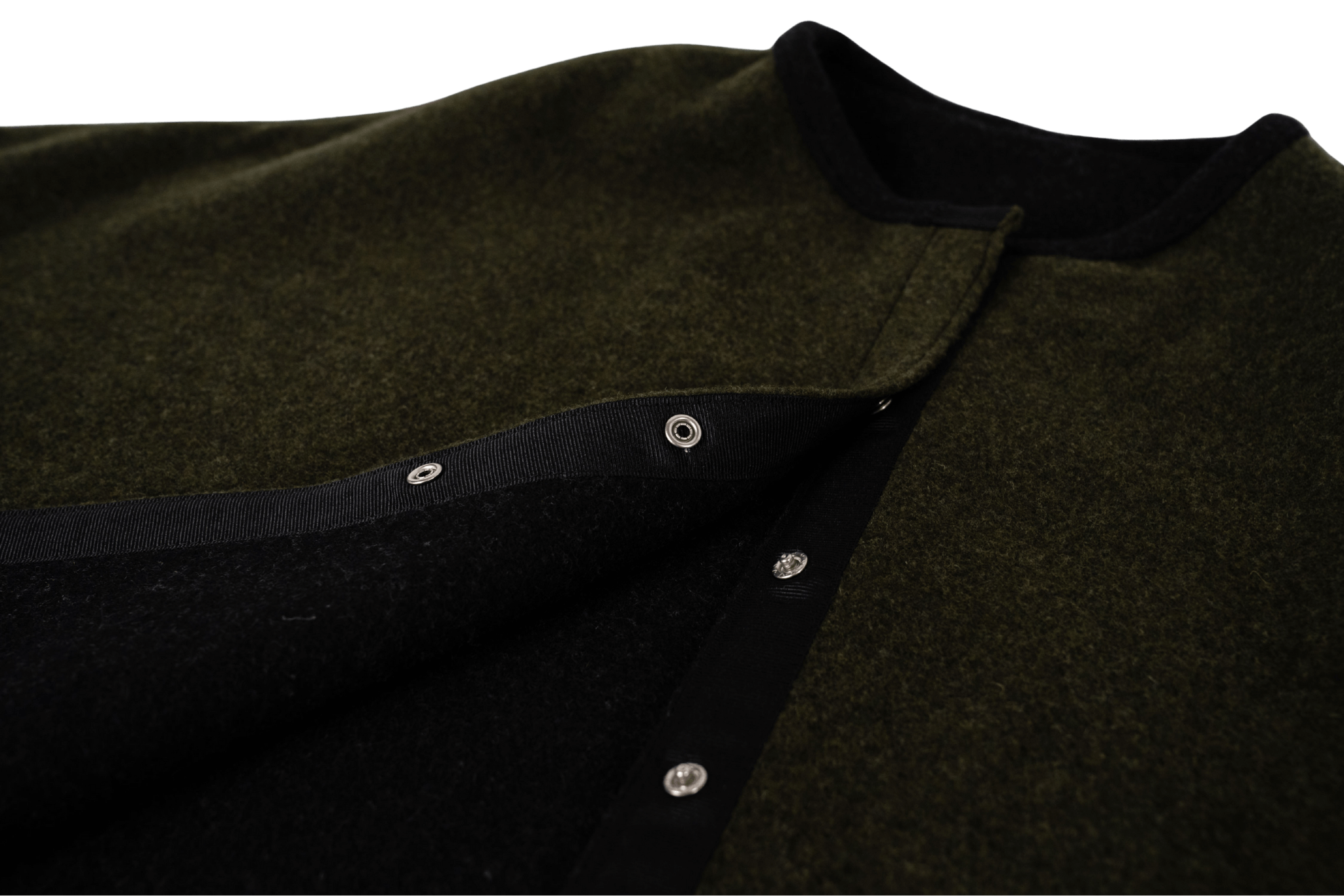 Detailaufnahme der Druckknöpfe und des Verschlussbands des Wendecapes Gretchen Couture in Khaki-Anthrazit.