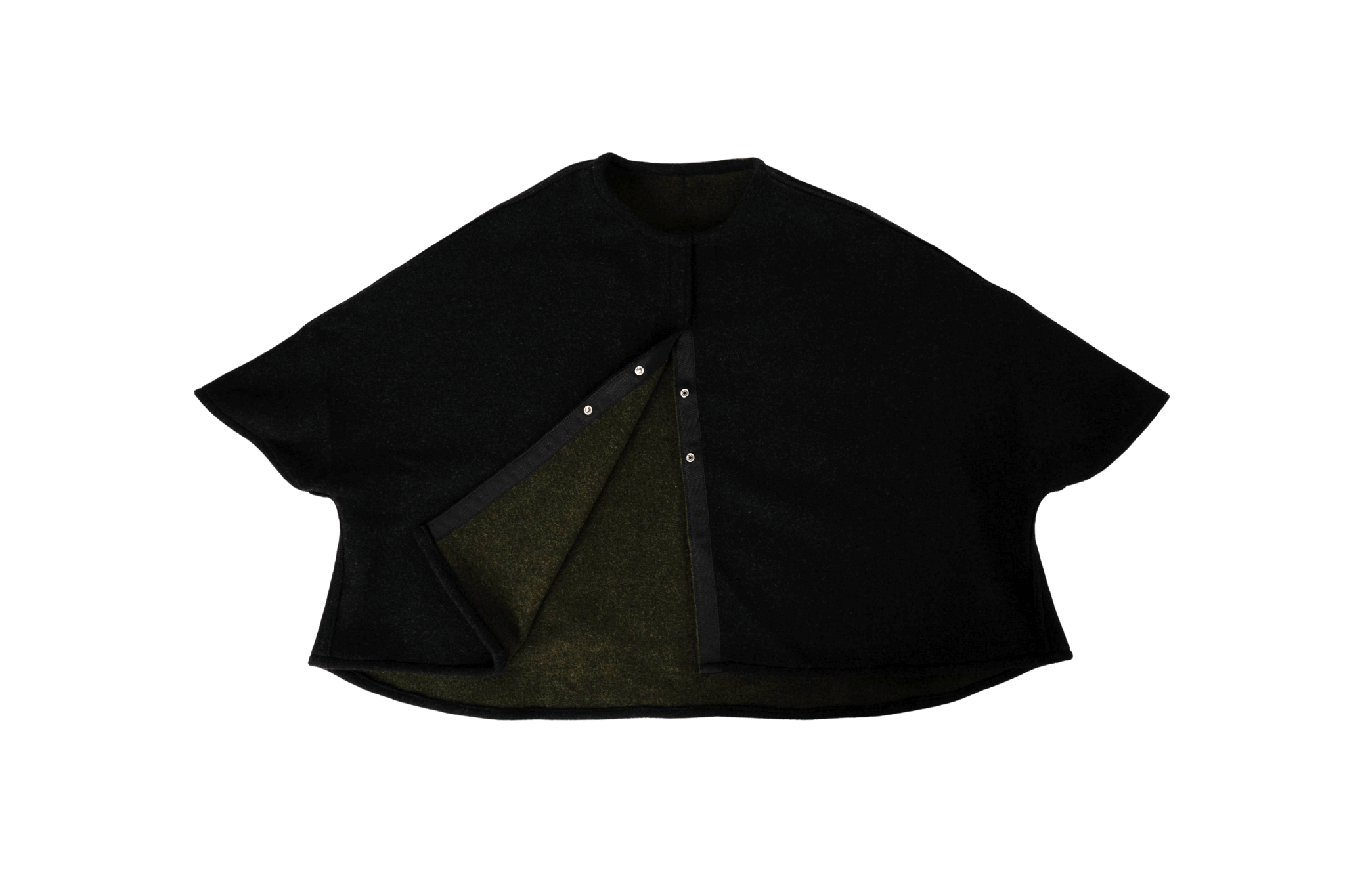 Wendecape Gretchen Couture in Khaki-Anthrazit, geöffnet in der Vorderansicht, Studioaufnahme auf transparentem Hintergrund.