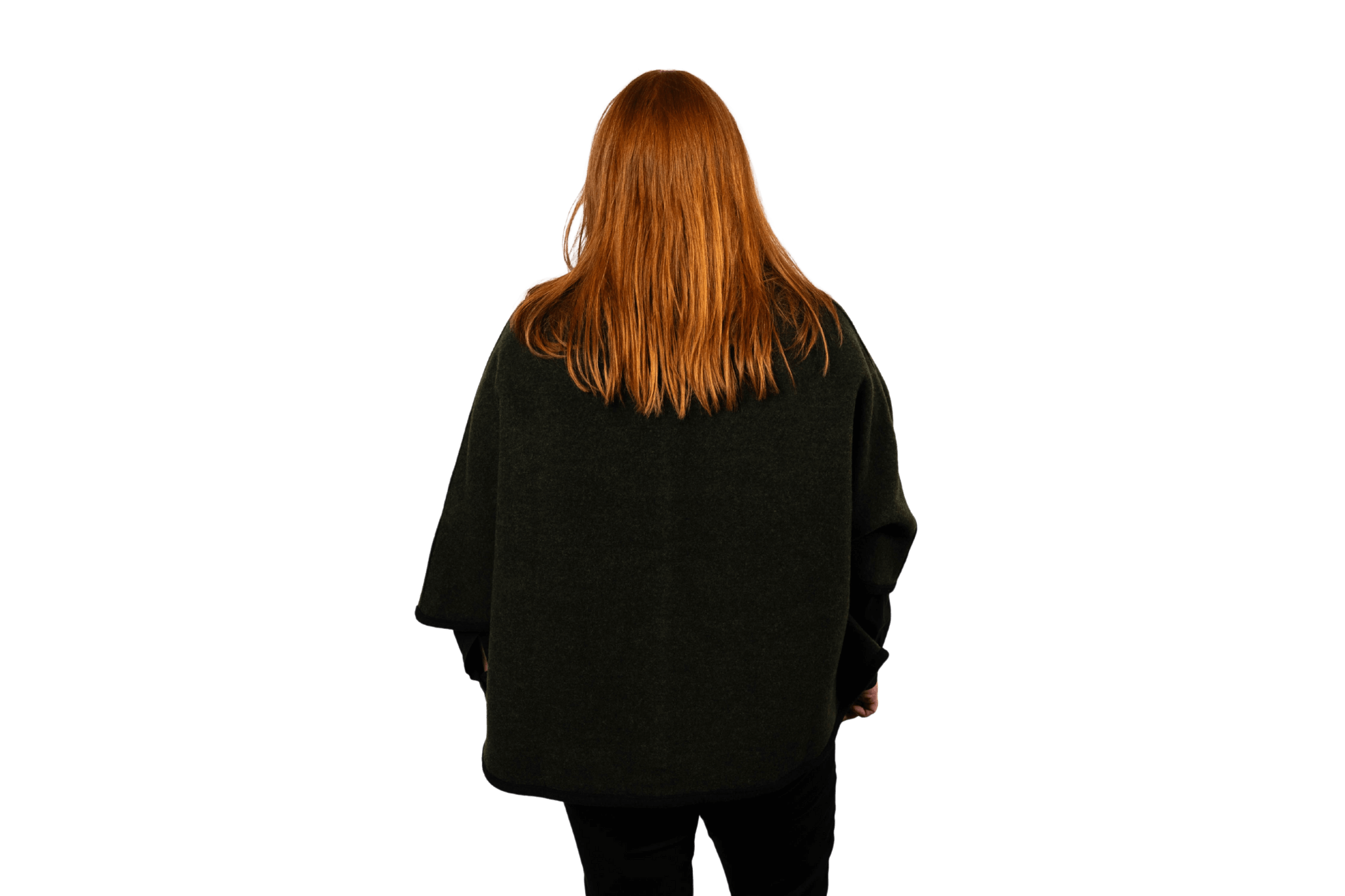 Model trĂ€gt das Wendecape Gretchen Couture in Khaki-Anthrazit, RĂŒckenansicht in der Studioaufnahme auf transparentem Hintergrund.