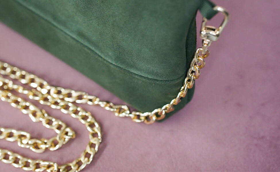 Stilvolle Wildleder-Clutch Stella Deluxe in Khaki mit goldfarbener Gliederkette aus einer anderen Perspektive.