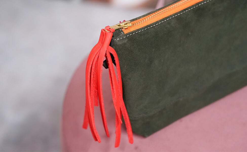 Greta & PAUL Wildleder-Clutch Stella Deluxe mit Ledertassel.