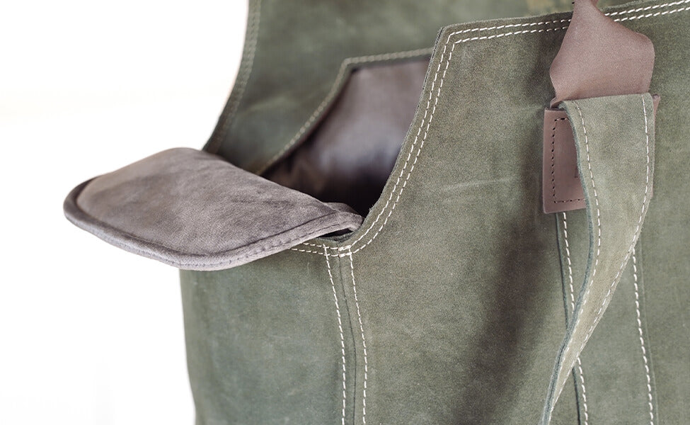 Nahaufnahme von Gretas Luxus-Wildleder-Hundetasche in Khaki mit anthrazitfarbenem Inlay.