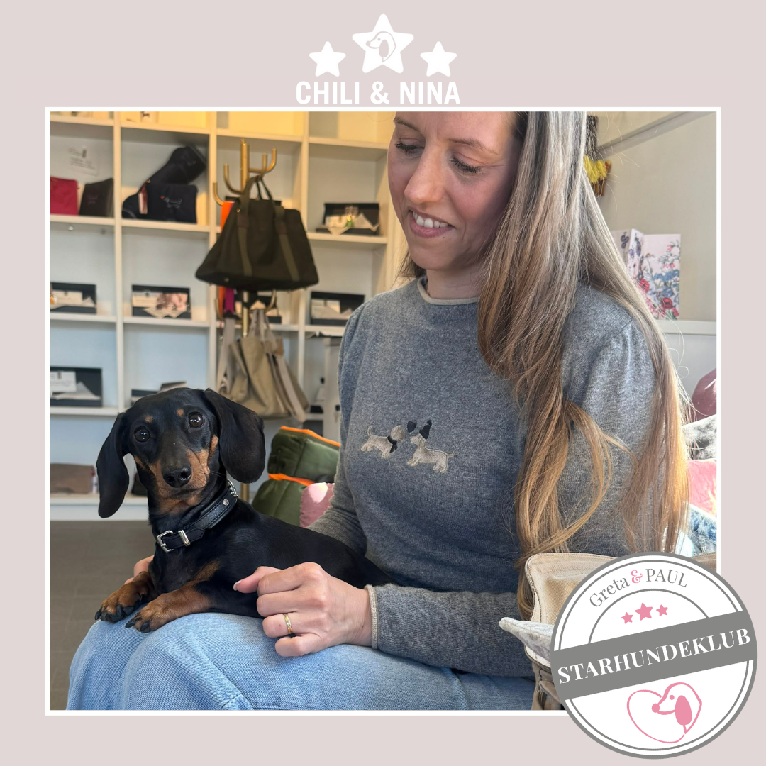 Starhundeklub-Mitglied Chili und Hundebesitzerin Nina mit ihrem Greta & PAUL Dackelpullover