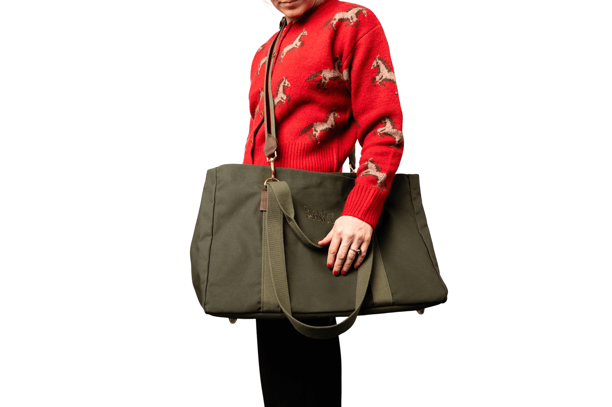 Julia im roten Pullover präsentiert das Greta & PAUL Set: Khaki-Shopper und passender Schulterriemen mit Samtstreifen.
