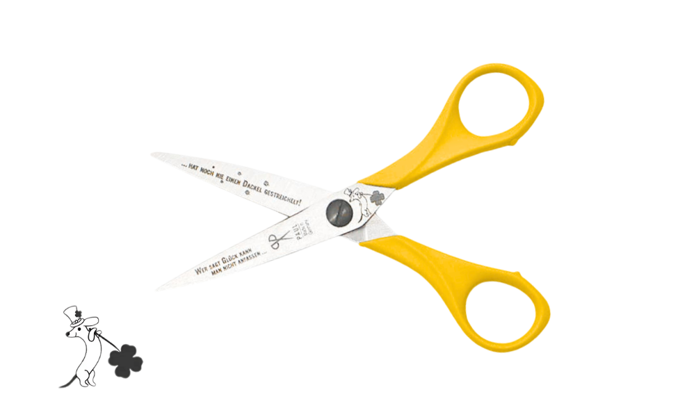 Greta's Dackel-Bastelschere von PAUL in Gelb mit Gravur "Wer sagt Glück kann man nicht anfassen... hat noch nie einen Dackel gestreichelt!".
