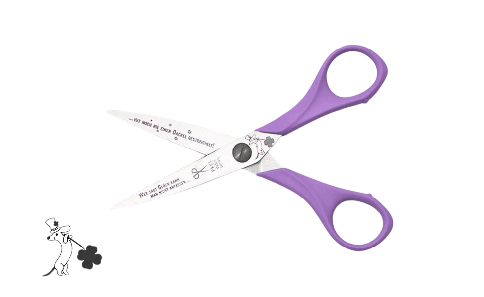 Greta's Dackel-Bastelschere von PAUL in Helllila mit Gravur "Wer sagt Glück kann man nicht anfassen... hat noch nie einen Dackel gestreichelt!".
