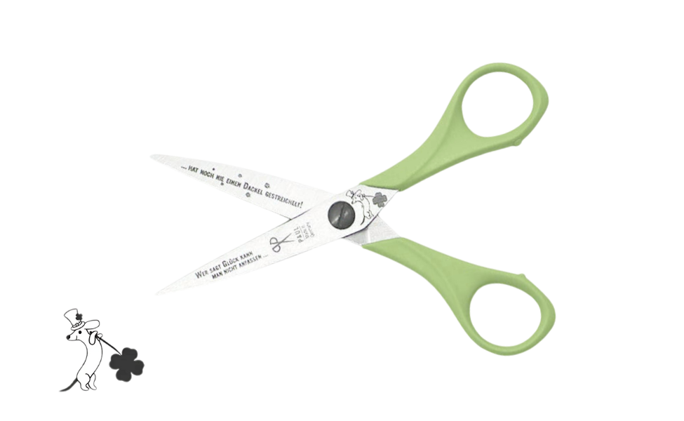 Greta's Dackel-Bastelschere von PAUL in Salbei-Lindgrün mit Gravur "Wer sagt Glück kann man nicht anfassen... hat noch nie einen Dackel gestreichelt!".
