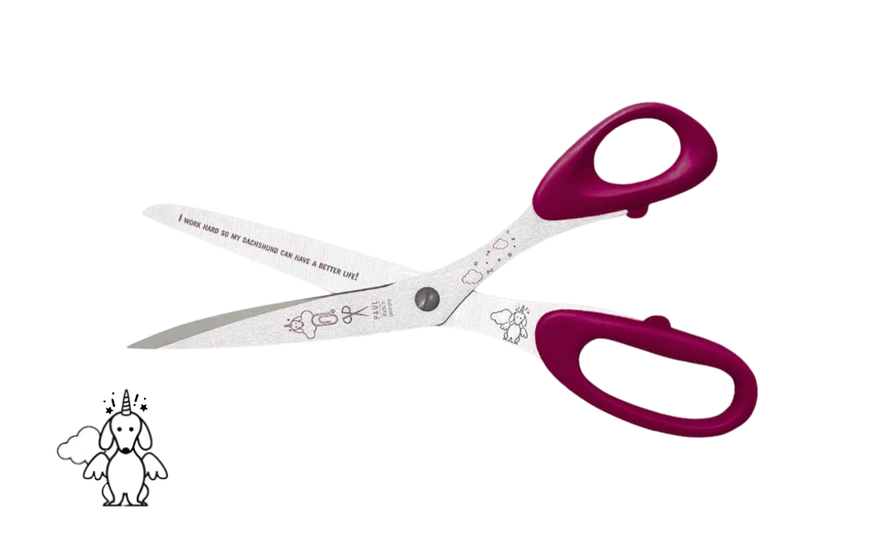 Greta's Dackel-Büroschere von PAUL in Dunkellila mit Gravur "I WORK HARD SO MY DACHSHUND CAN HAVE A BETTER LIFE!".
