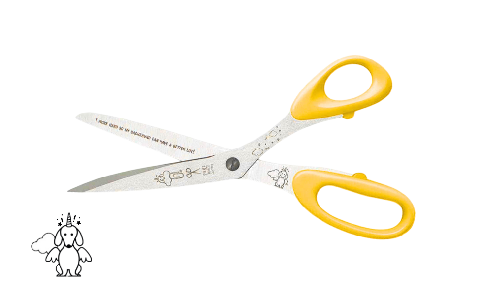 Greta's Dackel-Büroschere von PAUL in  Gelb mit Gravur "I WORK HARD SO MY DACHSHUND CAN HAVE A BETTER LIFE!".
