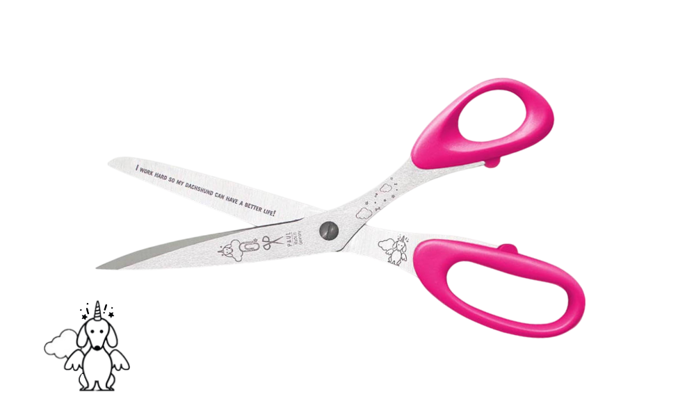 Greta's Dackel-Büroschere von PAUL in Pink mit Gravur "I WORK HARD SO MY DACHSHUND CAN HAVE A BETTER LIFE!".
