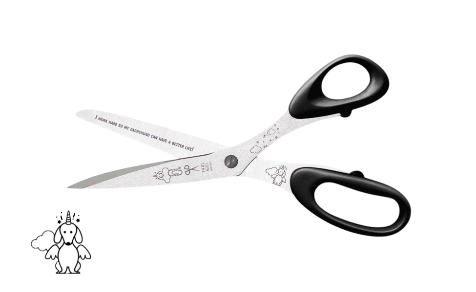 Greta's Dackel-Büroschere von PAUL in Schwarz mit Gravur "I WORK HARD SO MY DACHSHUND CAN HAVE A BETTER LIFE!".
