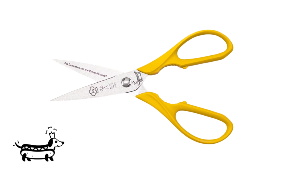Greta's Dackel-Küchenschere von PAUL in Gelb mit Aushebefunktion und Gravur "Der Dackelkönig und sein Küchen-Personal!".
