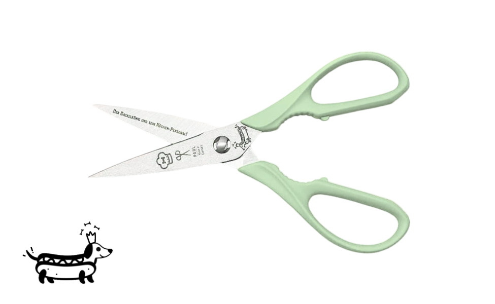 Greta's Dackel-Küchenschere von PAUL in Salbei-Lindgrün mit Aushebefunktion und Gravur "Der Dackelkönig und sein Küchen-Personal!".

