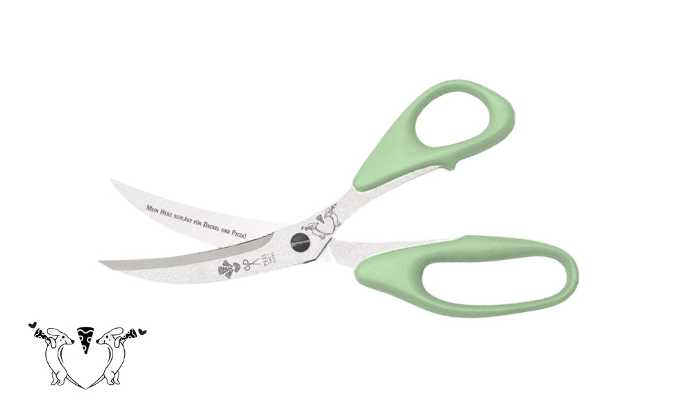 Greta's Dackel-Pizzaschere von PAUL in Salbei-Lindgrün mit Gravur "Mein Herz schlägt für Dackel und Pizza!".
